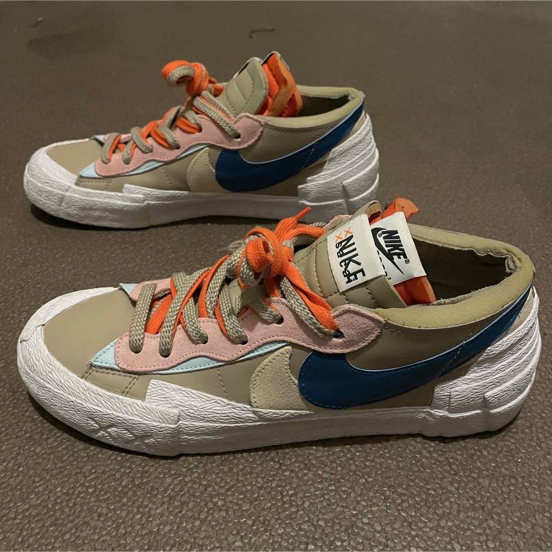 NIKE(ナイキ)のNIKE BLAZER LOW / SACAI / KAWS REED メンズの靴/シューズ(スニーカー)の商品写真