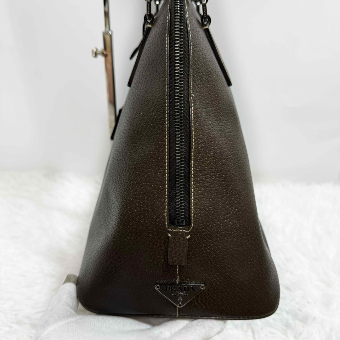 PRADA(プラダ)の超美品✨PRADA プラダ　三角ロゴ　ショルダーバッグ　南京錠 肩がけ レディースのバッグ(ショルダーバッグ)の商品写真