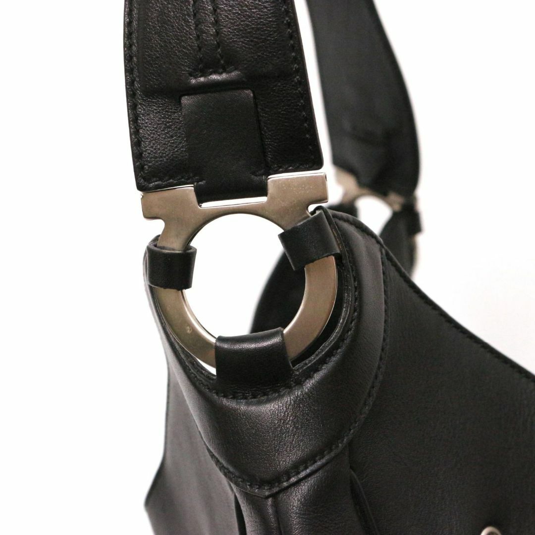 Salvatore Ferragamo(サルヴァトーレフェラガモ)のフェラガモ AX-21 4357 ハンドバッグ 巾着 ポーチ付き 本革 ブラック レディースのバッグ(ハンドバッグ)の商品写真