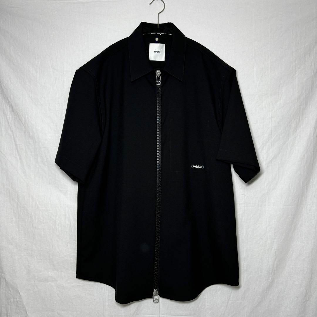 OAMC(オーエーエムシー)のOAMC IAN SHIRT ジップシャツ トロピカルウール ブラック S 半袖 メンズのトップス(シャツ)の商品写真