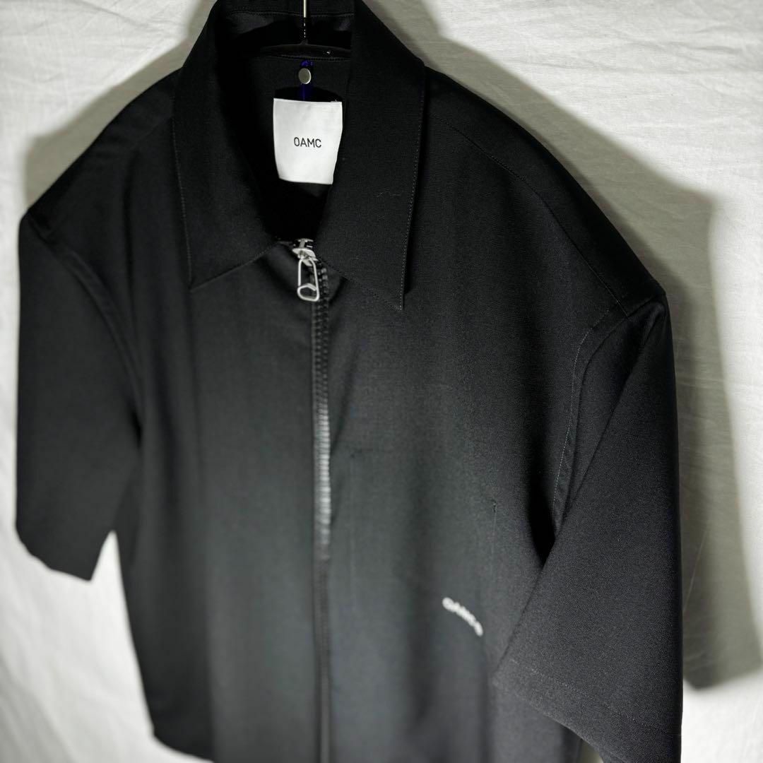 OAMC(オーエーエムシー)のOAMC IAN SHIRT ジップシャツ トロピカルウール ブラック S 半袖 メンズのトップス(シャツ)の商品写真