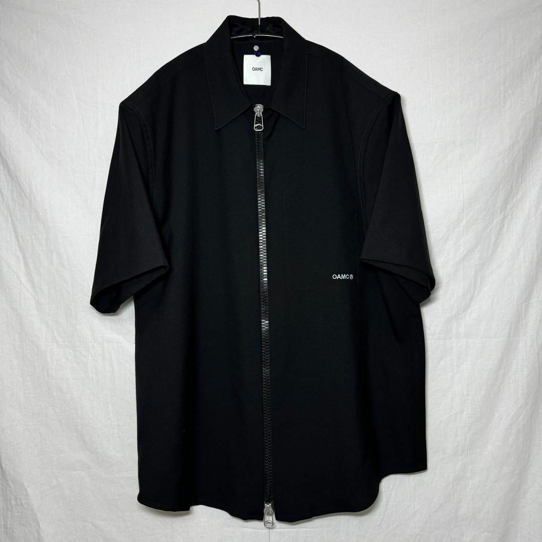 OAMC(オーエーエムシー)のOAMC IAN SHIRT ジップシャツ トロピカルウール ブラック L 半袖 メンズのトップス(シャツ)の商品写真