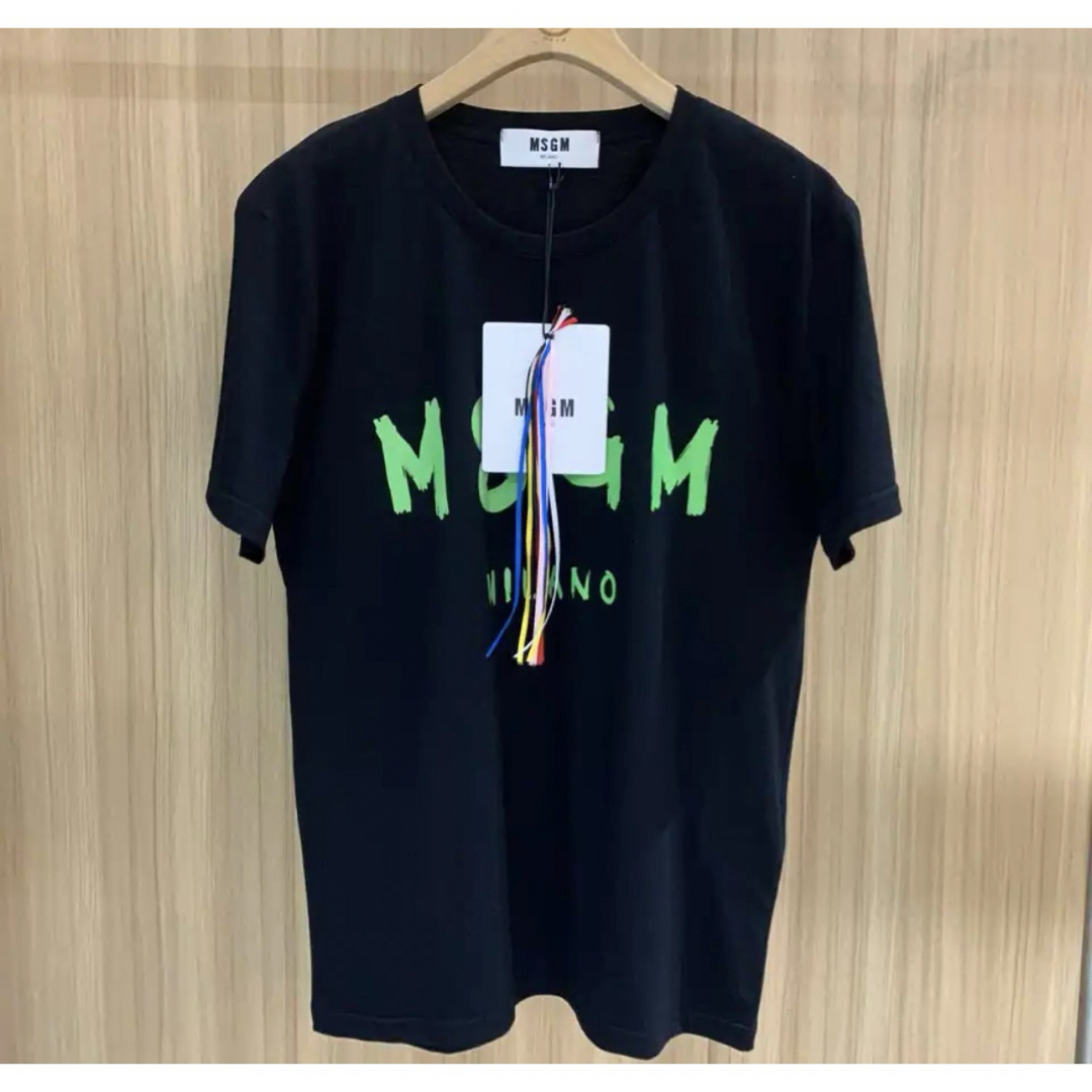 MSGM(エムエスジイエム)の定番新品未使用！　MSGM ロゴTシャツ ブラック エムエスジーエム　黒✖️緑 メンズのトップス(Tシャツ/カットソー(半袖/袖なし))の商品写真