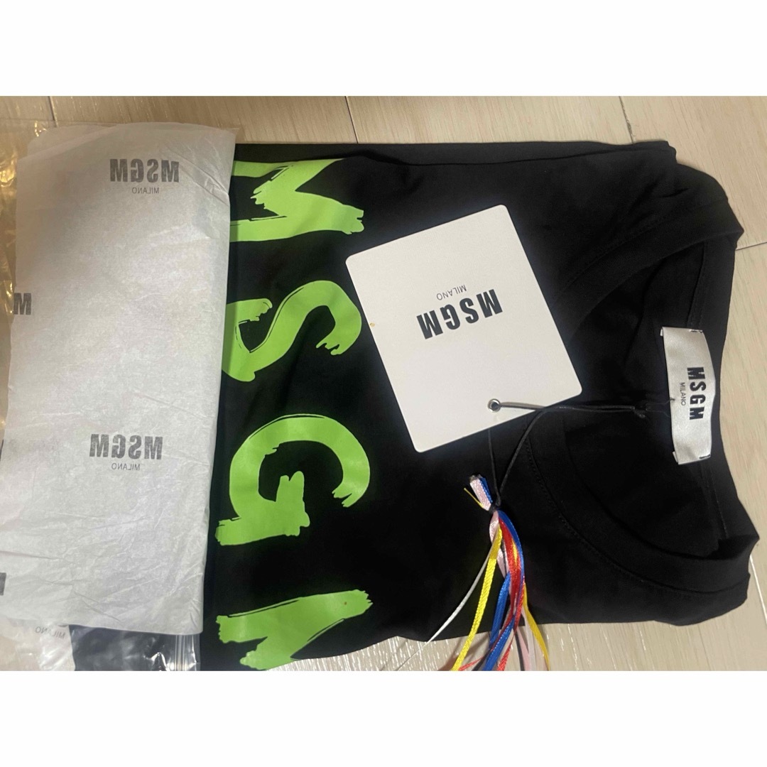 MSGM(エムエスジイエム)の定番新品未使用！　MSGM ロゴTシャツ ブラック エムエスジーエム　黒✖️緑 メンズのトップス(Tシャツ/カットソー(半袖/袖なし))の商品写真