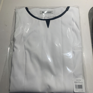 ⭐️アクアスキュータム　衿元配色フロントジップジャケット　ホワイト　Mサイズ(Tシャツ/カットソー(半袖/袖なし))