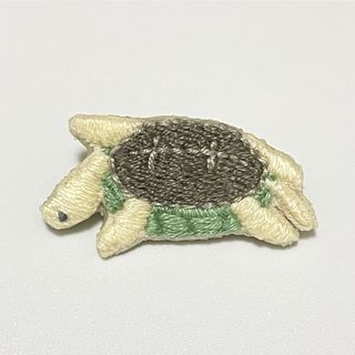 刺繍　ひっくり返り　亀　ブローチ　ピンバッジ　ハンドメイド(コサージュ/ブローチ)