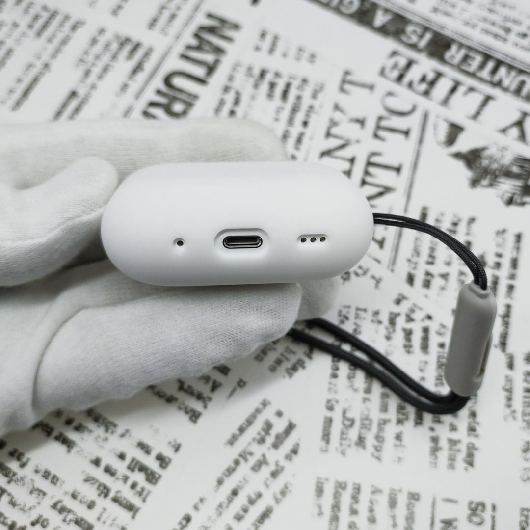 AirPods Pro 2 ストラップ付シリコンケース (13)ホワイト スマホ/家電/カメラのスマホアクセサリー(モバイルケース/カバー)の商品写真