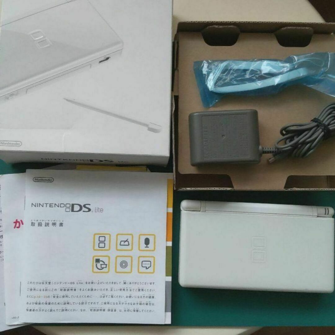 ニンテンドーDS(ニンテンドーDS)の【中古・良品】ニンテンドーDS Lite Crystal White 箱付⑮ エンタメ/ホビーのゲームソフト/ゲーム機本体(携帯用ゲーム機本体)の商品写真