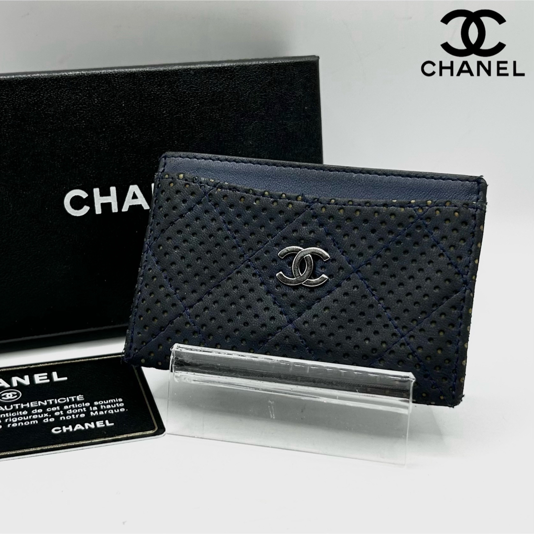 CHANEL(シャネル)の美品 CHANEL カードケース パスケース マトラッセ パンチング 紺 レディースのファッション小物(パスケース/IDカードホルダー)の商品写真