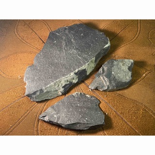 【神秘の音色】サヌカイト原石 （音組244）天然石　パワーストーン　楽器　鉱石(置物)