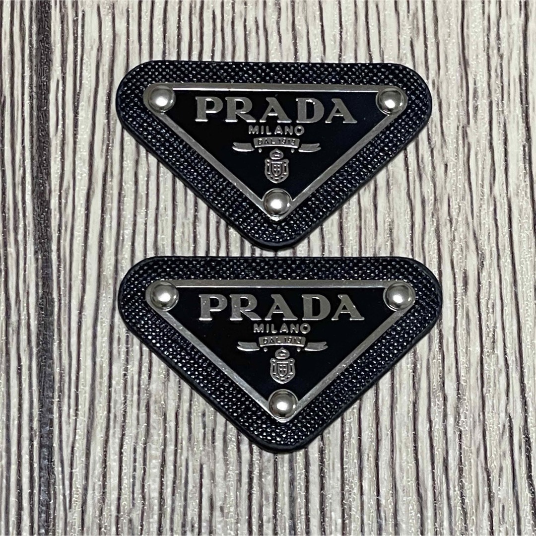 PRADA(プラダ)の【2枚】PRADA プラダ  ロゴプレート ロゴパーツ ブラック メタル 新品 ハンドメイドの素材/材料(各種パーツ)の商品写真
