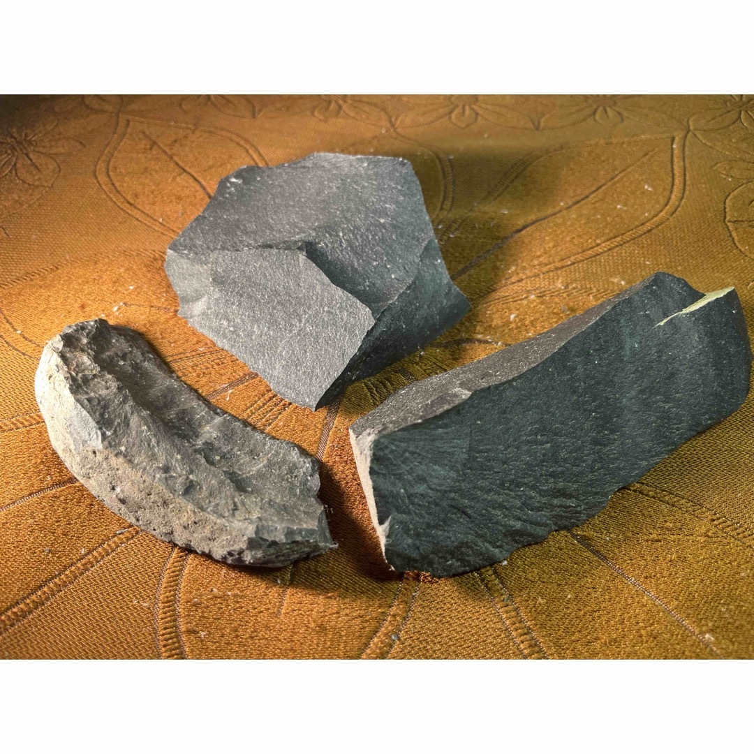 【神秘の音色】サヌカイト原石 （音組246）天然石　パワーストーン　楽器　鉱石 インテリア/住まい/日用品のインテリア小物(置物)の商品写真