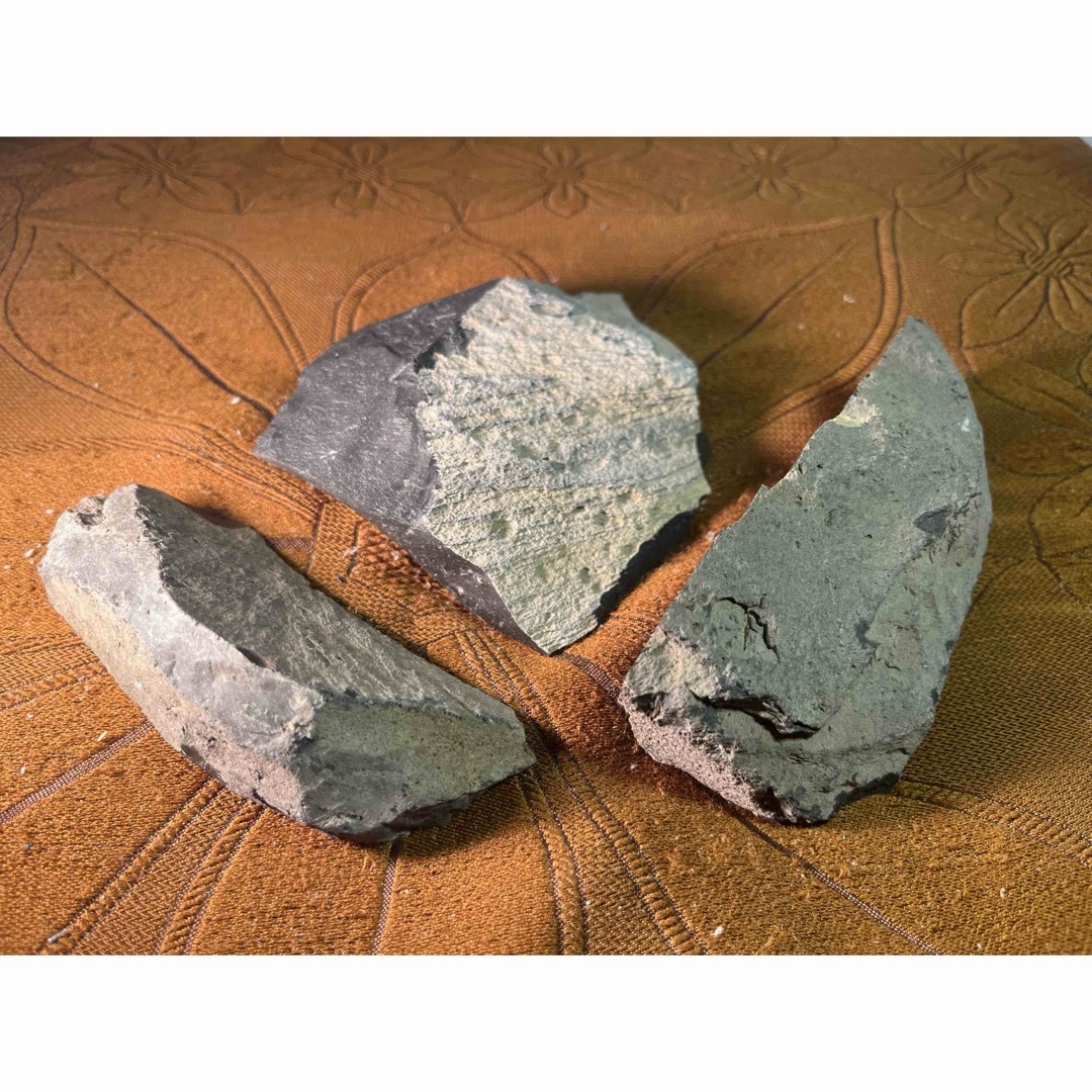 【神秘の音色】サヌカイト原石 （音組246）天然石　パワーストーン　楽器　鉱石 インテリア/住まい/日用品のインテリア小物(置物)の商品写真