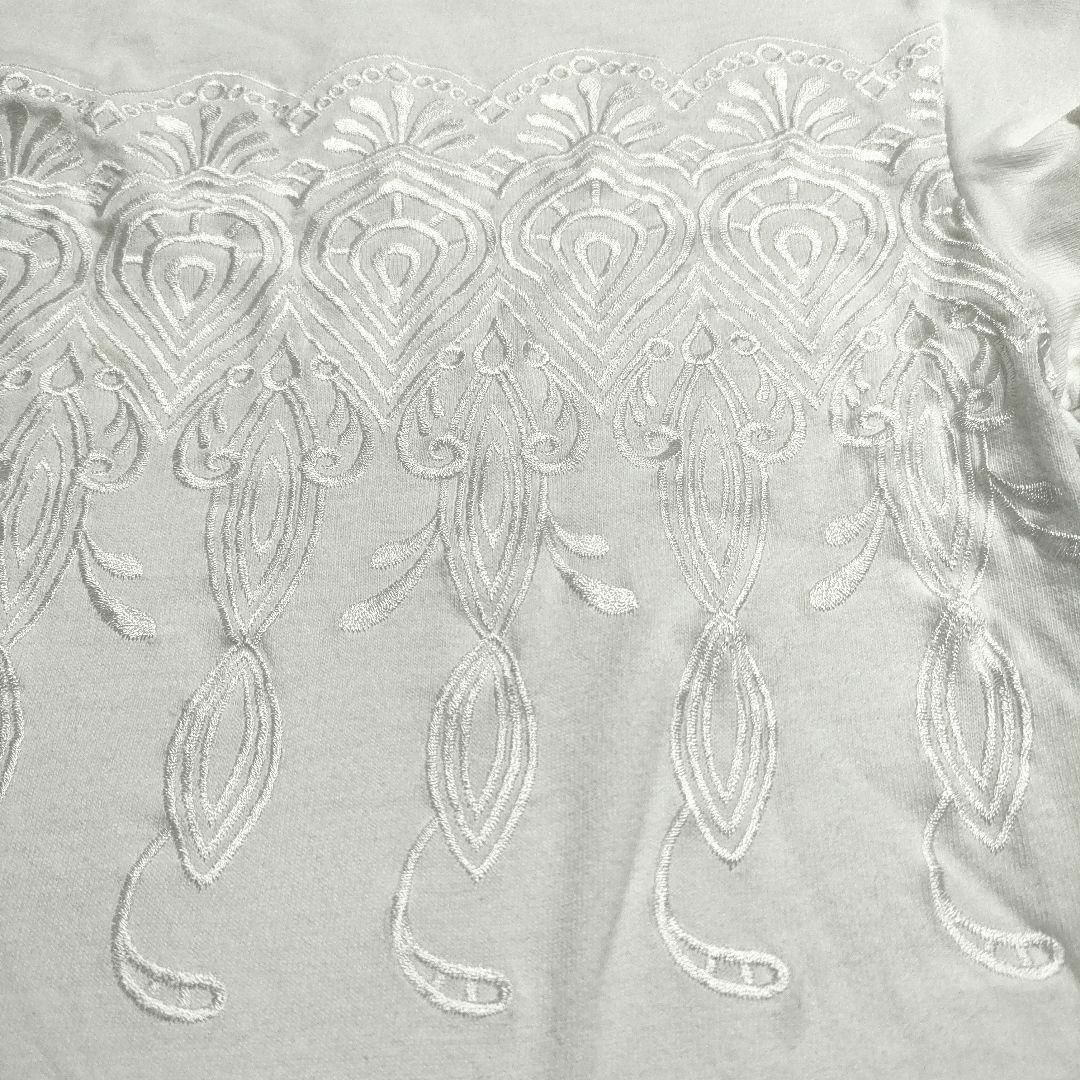 COMME CA ISM(コムサイズム)のCOMME CA ISM　コムサイズム　サイズ9　刺繍柄トップス レディースのトップス(Tシャツ(半袖/袖なし))の商品写真
