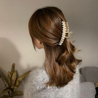 ヘアクリップ　パールクリップ　シンプル　大人かわいい　上品(その他)