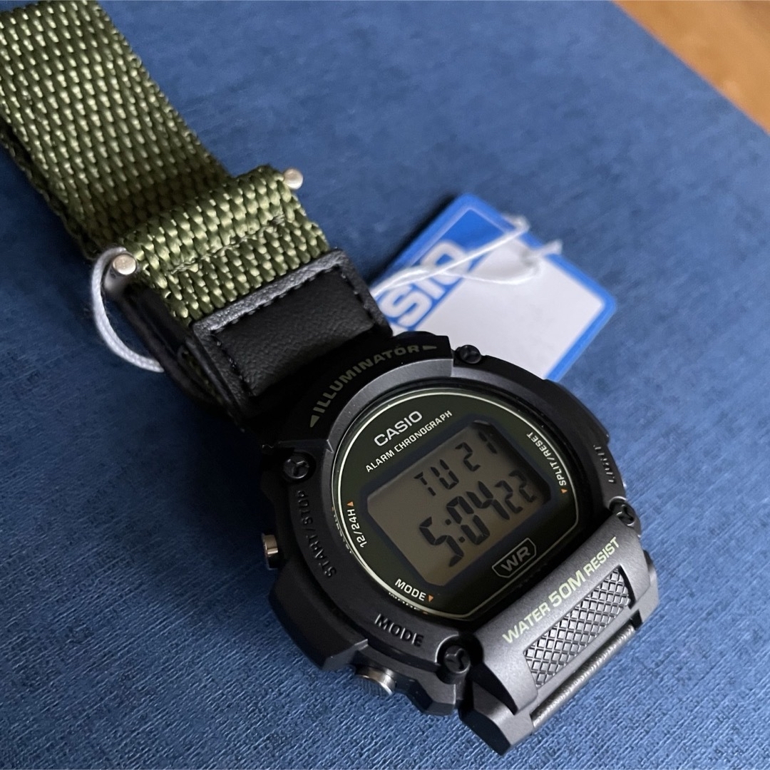 CASIO(カシオ)のカシオ　デジタル腕時計  新品　カーキカラーナイロンベルト　希少海外モデル メンズの時計(腕時計(デジタル))の商品写真