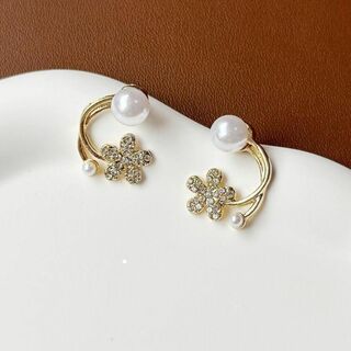 パールピアス　両耳ピアス　フラワー　花　小ぶり　華やか　キラキラ(ピアス)