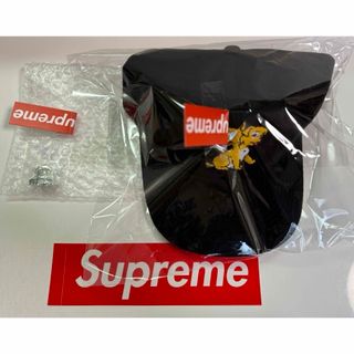 シュプリーム(Supreme)の24SSピン付き(飾り)シュプリーム x メルヴィンズ 6パネル "ブラック"(キャップ)