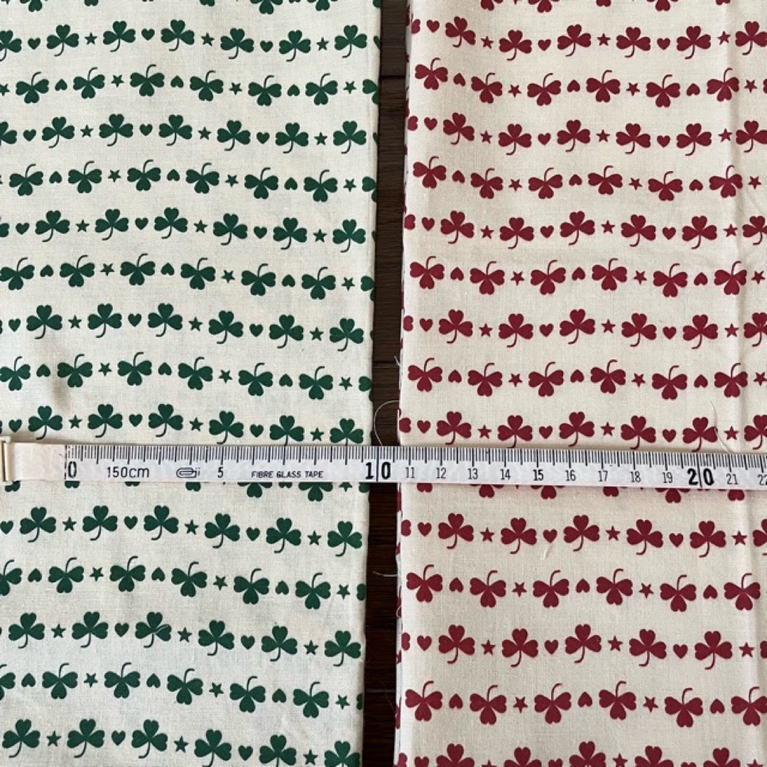 ハギレ☆クローバー柄☆赤＆緑 ハンドメイドの素材/材料(生地/糸)の商品写真