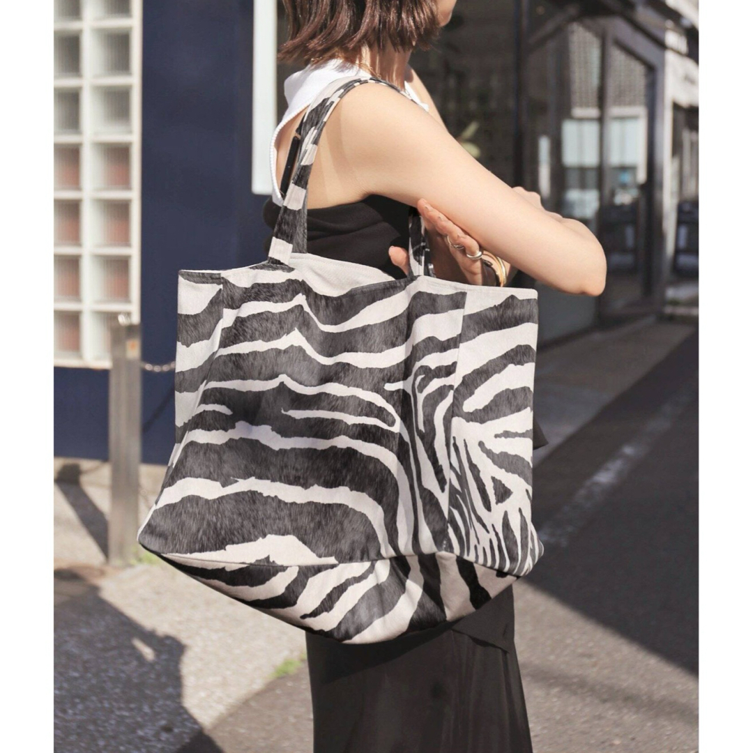 L'Appartement DEUXIEME CLASSE(アパルトモンドゥーズィエムクラス)のバザール アトリエ サブロン　ZEBRA TOTE BAG レディースのバッグ(トートバッグ)の商品写真