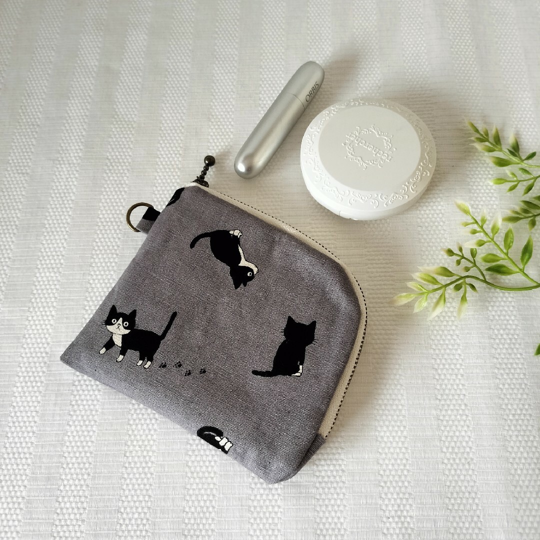L字ファスナーポーチ　コンパクト　ミニ財布　小さな小物入れ　ハチワレ猫　グレー ハンドメイドのファッション小物(財布)の商品写真