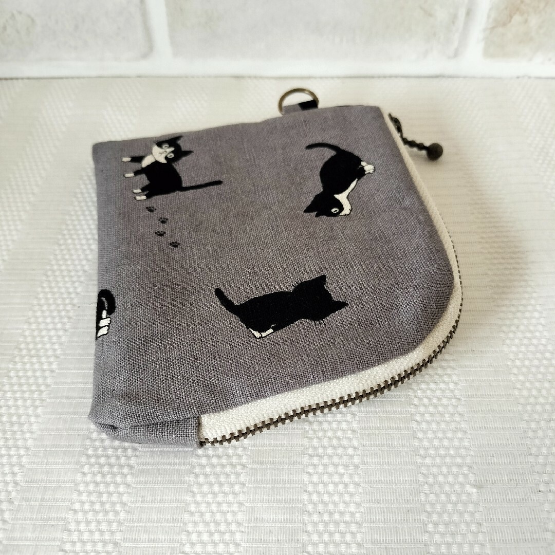 L字ファスナーポーチ　コンパクト　ミニ財布　小さな小物入れ　ハチワレ猫　グレー ハンドメイドのファッション小物(財布)の商品写真