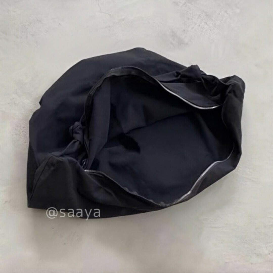 ビッグ ショルダーバッグ 結び カジュアル スポーティー リボンアシメ 大人 黒 レディースのバッグ(ショルダーバッグ)の商品写真