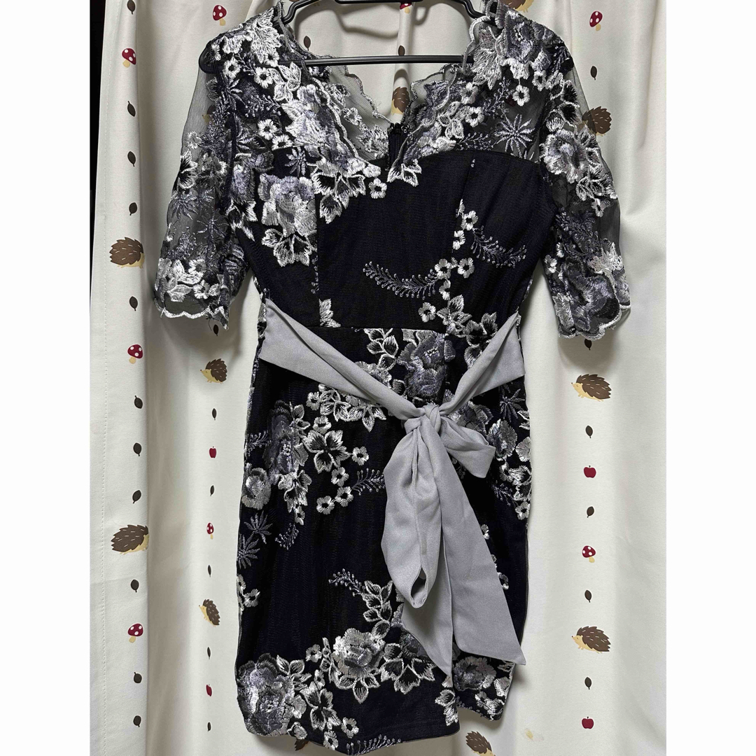 dazzy store(デイジーストア)の①Dizzyリボンベルト付きスモーキーエアリーフラワータイトミニドレス レディースのフォーマル/ドレス(ナイトドレス)の商品写真