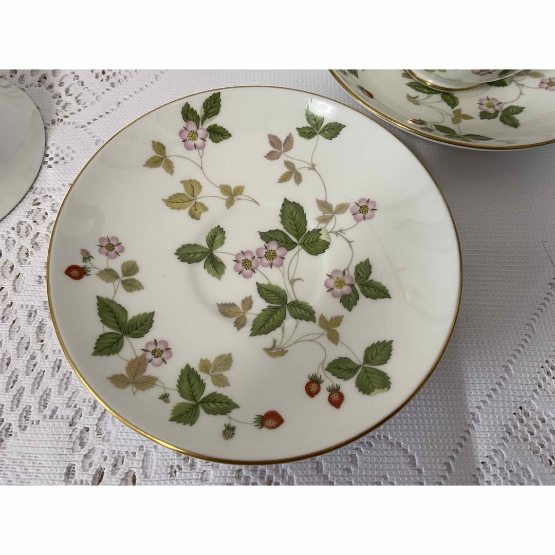 WEDGWOOD(ウェッジウッド)のウェッジウッド  ワイルドストベリー　黒壺6客　中古品 インテリア/住まい/日用品のキッチン/食器(食器)の商品写真