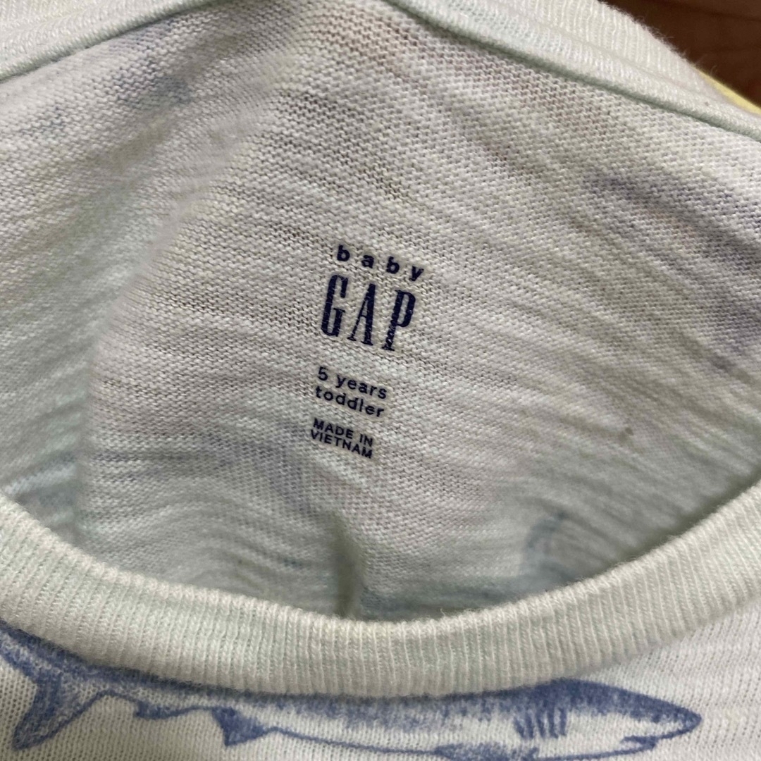 babyGAP(ベビーギャップ)のBaby GAP サメ柄　Tシャツ キッズ/ベビー/マタニティのキッズ服男の子用(90cm~)(Tシャツ/カットソー)の商品写真