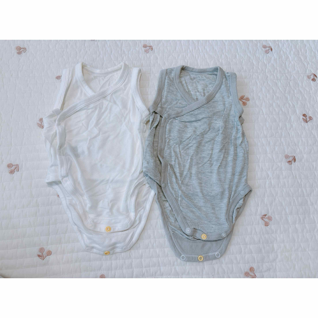 UNIQLO・メッシュ肌着・袖なし・ロンパースタイプ・60・ホワイト・グレー キッズ/ベビー/マタニティのベビー服(~85cm)(肌着/下着)の商品写真