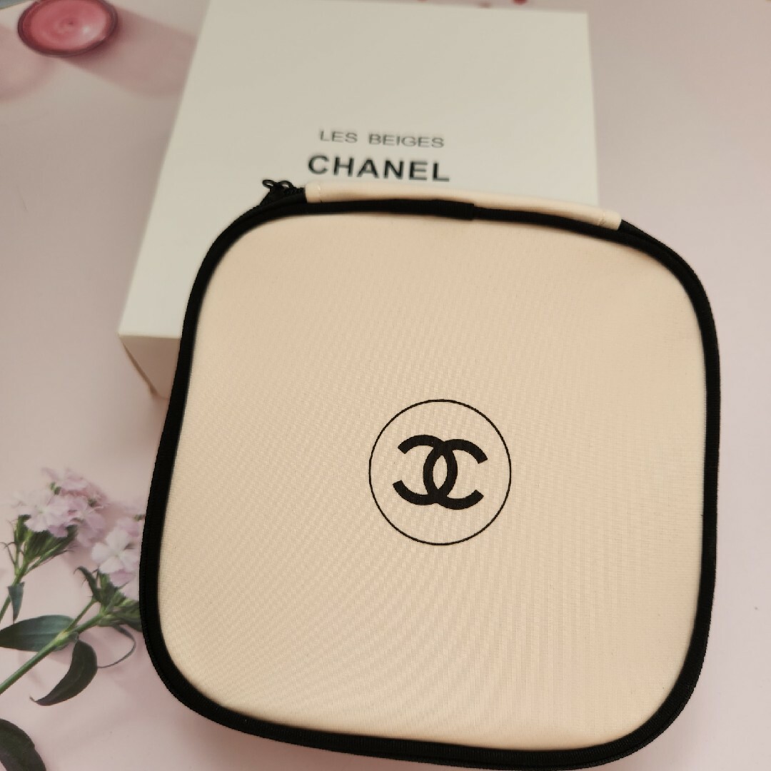 CHANEL(シャネル)の【新品】CHANEL シャネル ポーチ ホワイト スクエア  ノベルティ レディースのファッション小物(ポーチ)の商品写真