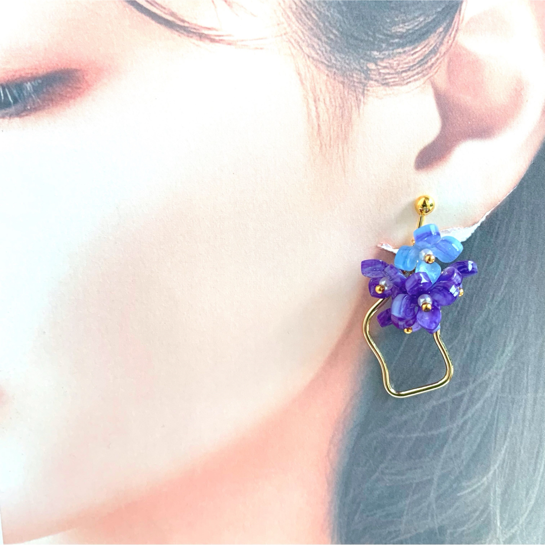 ハンドメイド＊パープル紫陽花の花咲くイヤリング＊ピアス変更可 ハンドメイドのアクセサリー(イヤリング)の商品写真