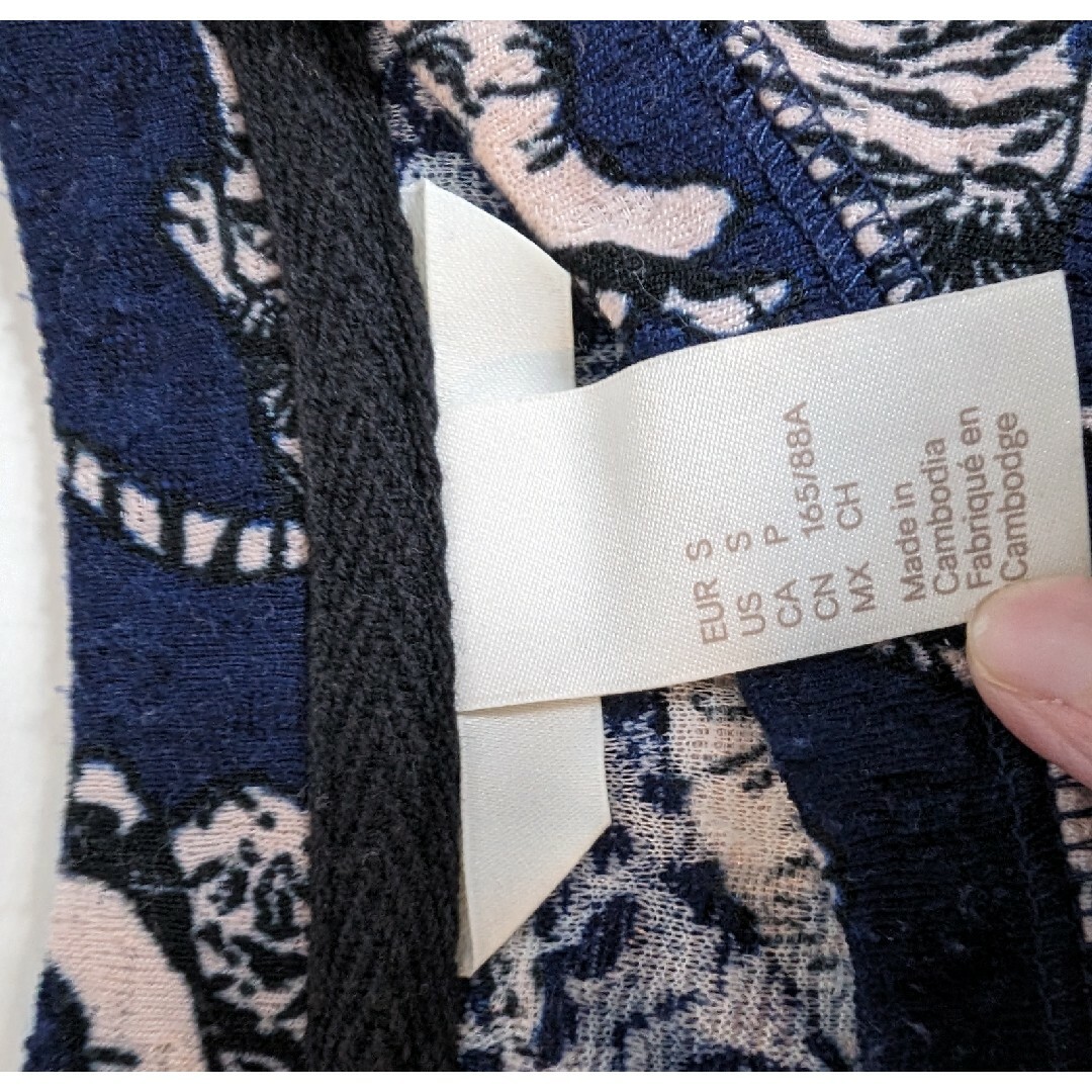 H&M(エイチアンドエム)のH&M 個性的なロンT  虎柄　ネイビーブルー　タイガー アニマル柄 長袖 レディースのトップス(シャツ/ブラウス(長袖/七分))の商品写真