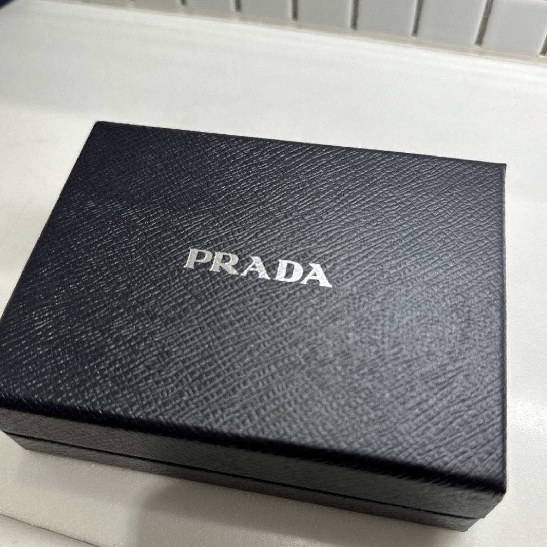 PRADA(プラダ)の新品　PRADA 財布 レディースのファッション小物(財布)の商品写真