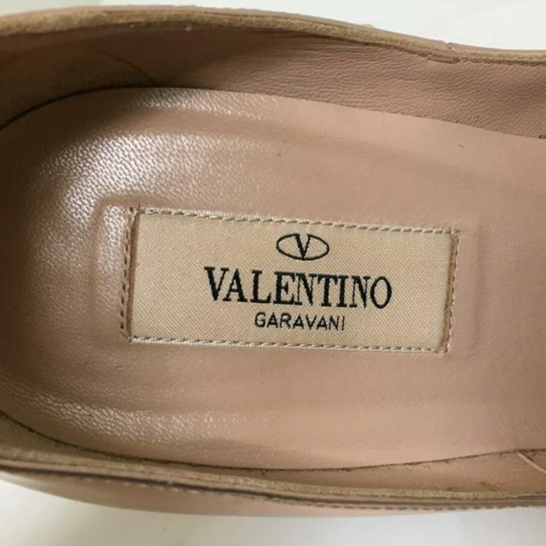 valentino garavani(ヴァレンティノガラヴァーニ)のVALENTINOGARAVANI(バレンチノガラバーニ) パンプス 35 1/2 レディース - ピンクゴールド エナメル（レザー） レディースの靴/シューズ(ハイヒール/パンプス)の商品写真