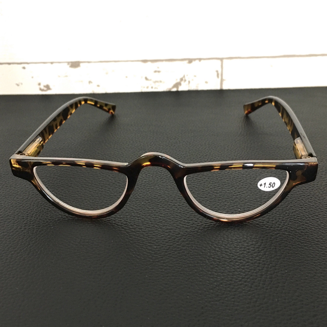 老眼鏡 ハーフムーン型 キャットアイ 1.5 2本 レディースのファッション小物(サングラス/メガネ)の商品写真