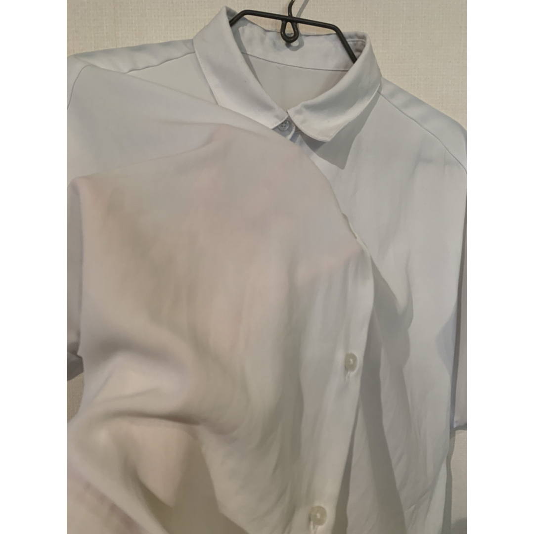 GU(ジーユー)のMサイズ　GU 半袖シャツ　白　ポリエステル レディースのトップス(シャツ/ブラウス(半袖/袖なし))の商品写真