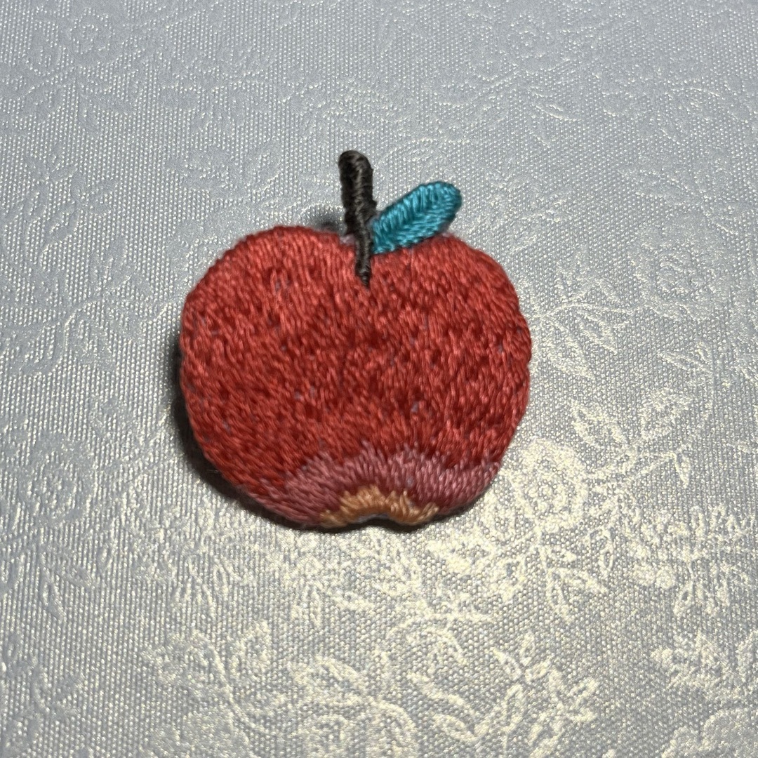 刺繍ブローチ　りんご ハンドメイドのアクセサリー(コサージュ/ブローチ)の商品写真