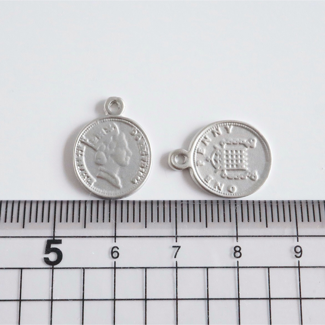 Mat silver 幸せのコインチャーム　2個 ハンドメイドの素材/材料(各種パーツ)の商品写真