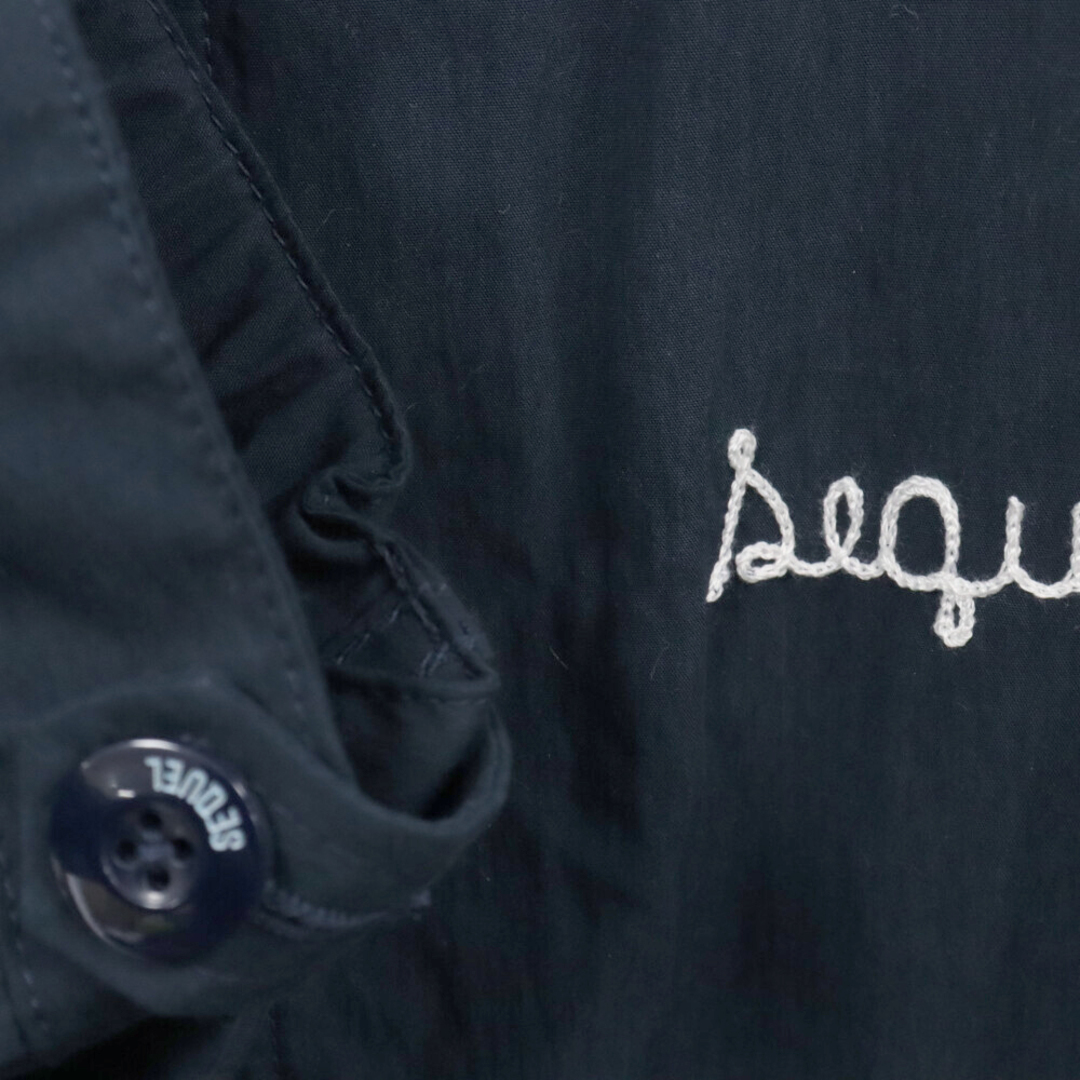 SEQUEL シークエル コットンナイロン混チェーンステッチロゴ刺繍ステンカラーロングコート ネイビー メンズのジャケット/アウター(ステンカラーコート)の商品写真