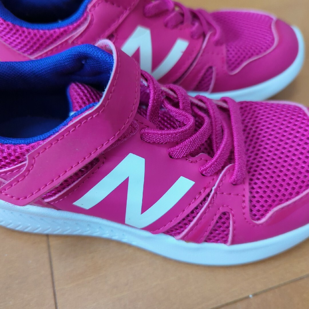 New Balance(ニューバランス)のキッズ　ジュニア　スニーカー キッズ/ベビー/マタニティのキッズ靴/シューズ(15cm~)(スニーカー)の商品写真