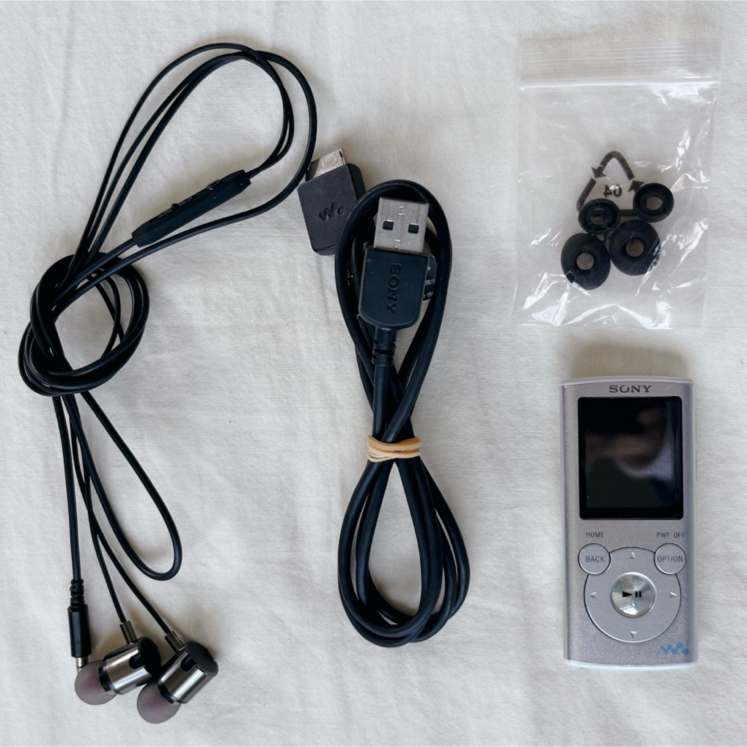 SONY(ソニー)のソニー　ウォークマン　NW-E052 シルバー スマホ/家電/カメラのオーディオ機器(ポータブルプレーヤー)の商品写真