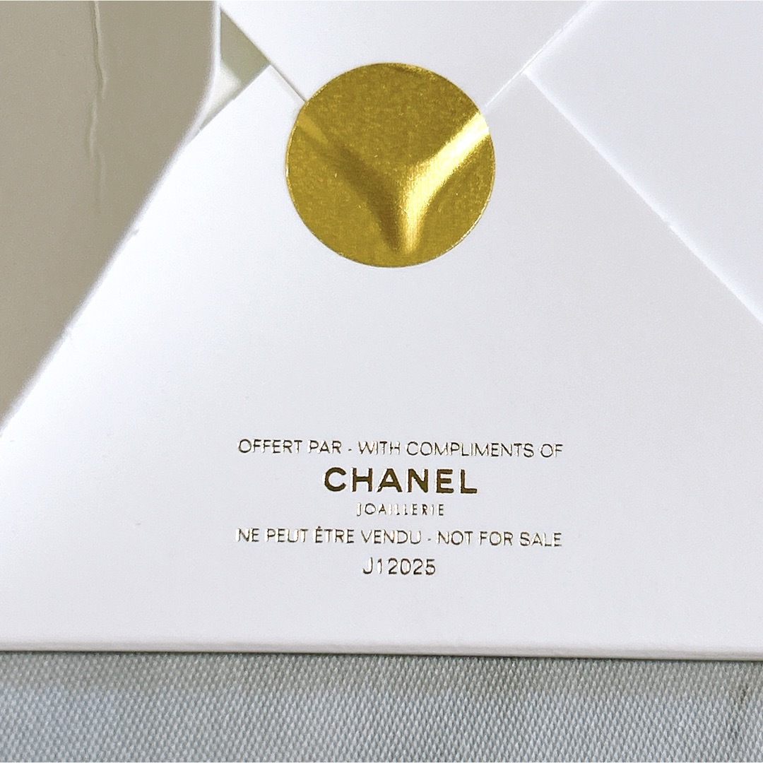 CHANEL(シャネル)のシャネル ジュエリー用 クロス アクセサリー用 磨き布 ホワイト ノベルティ エンタメ/ホビーのコレクション(ノベルティグッズ)の商品写真
