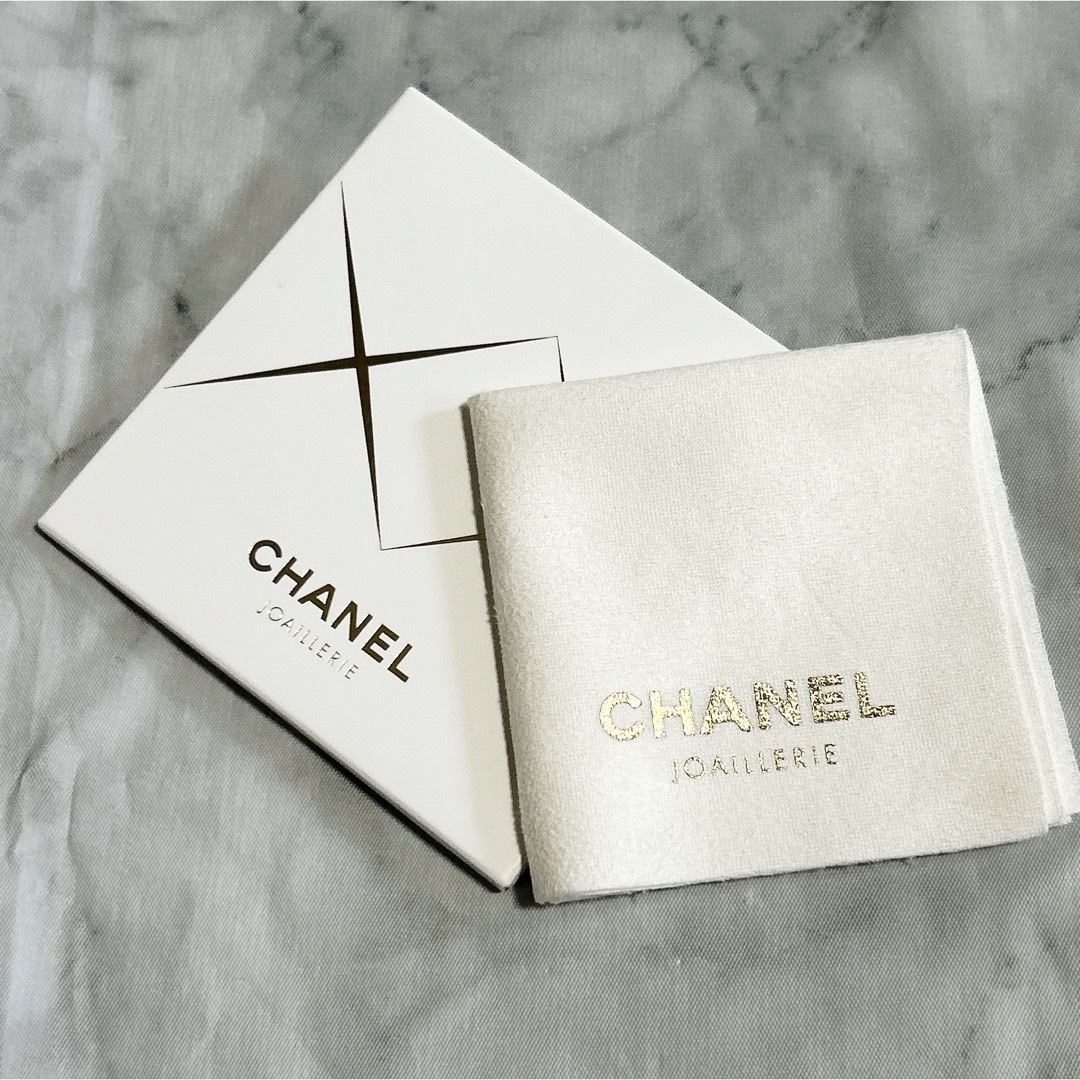 CHANEL(シャネル)のシャネル ジュエリー用 クロス アクセサリー用 磨き布 ホワイト ノベルティ エンタメ/ホビーのコレクション(ノベルティグッズ)の商品写真