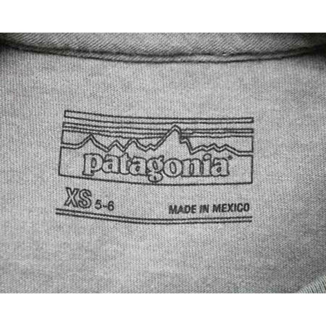 patagonia(パタゴニア)の【夏物 新入荷!】〓パタゴニア/Patagonia〓115cm 半袖Tシャツ/半袖カットソー グレー×黄緑  【中古】子供服 キッズ kids  男の子 女の子 夏 tops 015042 キッズ/ベビー/マタニティのキッズ服女の子用(90cm~)(Tシャツ/カットソー)の商品写真