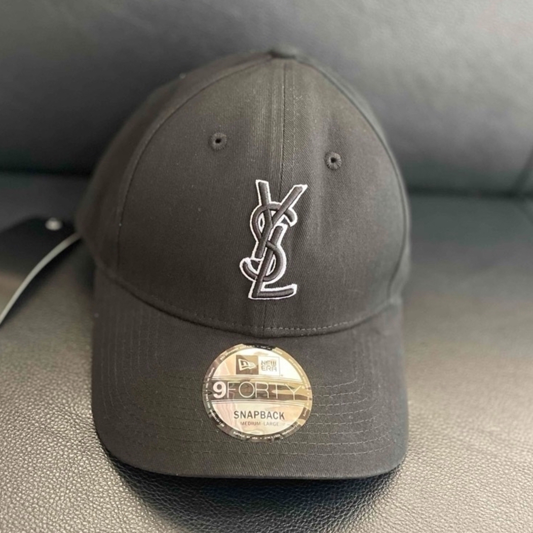 Yves Saint Laurent(イヴサンローラン)のサンローラン ニューエラ キャップ NEWERA 黒 メンズの帽子(キャップ)の商品写真