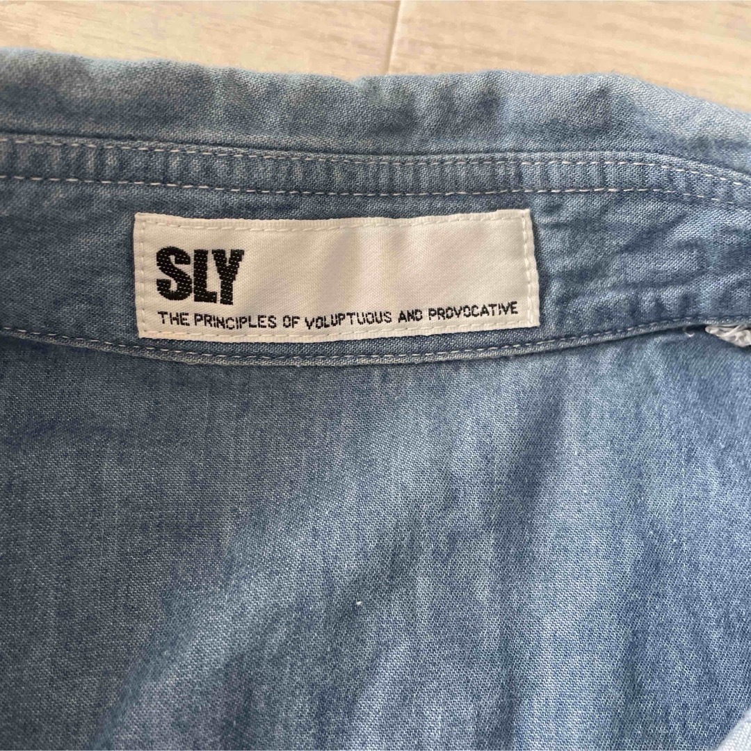 SLY(スライ)のスライ　SLY デニム長袖シャツ　size S レディースのトップス(シャツ/ブラウス(長袖/七分))の商品写真