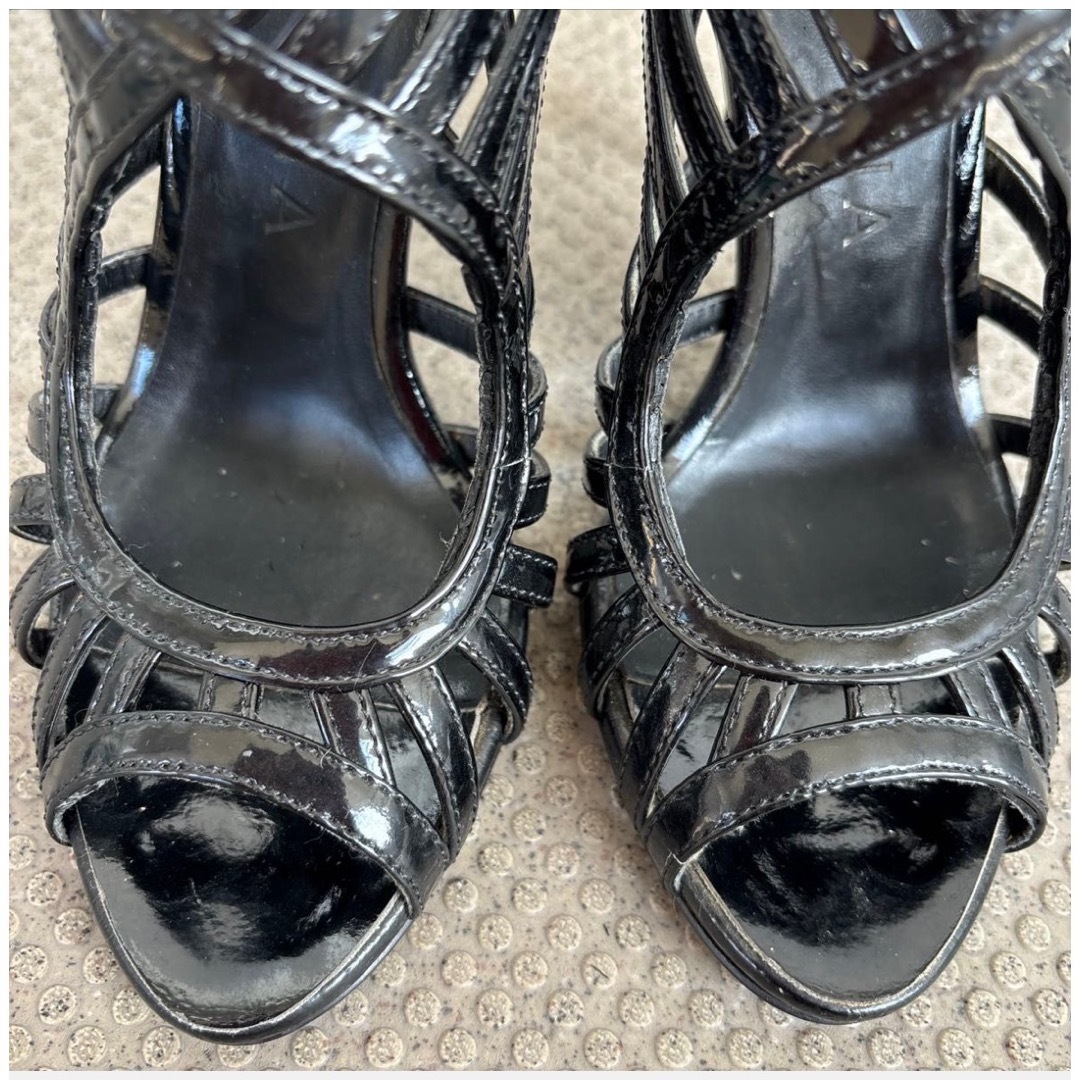 DIANA(ダイアナ)の黒色サンダル　エナメル シューズ レディースの靴/シューズ(サンダル)の商品写真