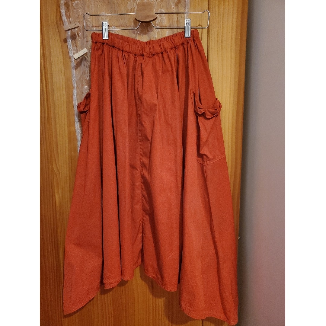 MAISON DE BEIGE(メゾンドベージュ)のCLUEL掲載商品 アシンメトリーフレアスカート 赤 メドンドベージュ レディースのスカート(ロングスカート)の商品写真